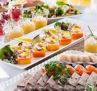1フロア1バンケットのホテルフランクスでは、周囲に気兼ねなくおしゃべりやお食事を楽しむ事ができます。
10名～の少人数個室から130名までの宴会場まで、幅広くご用意しております。