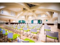 【フォレストプラザ】
多目的ホール。
ダンスや音楽の練習や発表会、美術展、ワークショップ、ヨガなどでご利用いただけます。
椅子を準備すれば会議での利用も可能です。
スクール形式：約150名