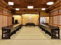 【宴会場】 [水仙] 10.5畳
大人数から少人数まで、幅広く対応可能す。レイアウトもご相談ください。