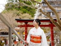 【談山神社】大鳥居：奥に見える青色の建物は多武峰観光ホテル本館（徒歩20秒）