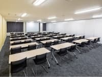 【大研修室③(140㎡)】大ホール(457㎡)を分割した会場です。
パーテーションの仕切り部分は全てマグネットボードとなっているため、
模造紙などご自由に掲示することが可能でございます。