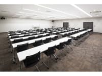 80名～120名規模でご使用可能な会場です。
講演会、安全大会、試験会場等にもご利用頂ける会場です。