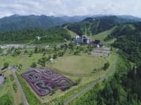 【施設全景/グリーンシーズン】
標高６５０ｍの津南高原に広がるオールシーズンリゾート　