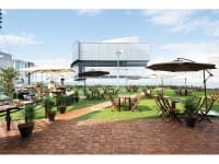 【THE TERRACE】
200席

手ぶらでBBQ懇親会ができる会場です。懇親会前後に併せて、屋外でイベント開催も可能です。