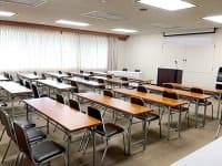 会議室：最大40名さま収容可能
コの字型、ロの字型、スクール形式など
ご要望に応じてセッティングいたします。
備え付けホワイトボードあり。