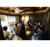 ホワイトボード、プロジェクターを完備。奥の扉を外すことでつなげて利用していただくことも可能です。