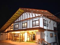 【外観/夜】
ロッジトニーマックスの外観（夜）になります。夏期間は目の前の駐車場スペースでBBQや花火をお楽しみいただけます。