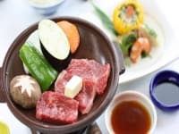 【料理一例】
おおいた名物の豊後牛を使った陶板焼きです。