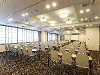 説明会・各種選考会・会議・研修・展示会 等、用途に合わせて選べる大小の会場がございます。
スクール・島型・ロの字型等、ご希望のレイアウトを無料で設営致します。
原状復帰も必要ございません。様々なお客様の多彩なニーズにお応えします。