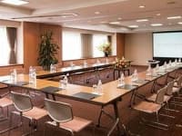 大人数での講演会、立食、着席パーティーから、少人数のビジネスミーティングやお食事会まで様々な用途に応じて幅広くお使いいただけます。広い会場もパーテイションで区切ることにより２部屋別々に使うこともできますので、お気軽にお申し付けください。