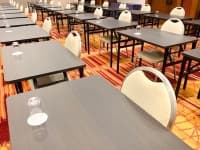 ホテル信濃路では感染症対策として、お一人様でご利用いただける会議机（縦60cm×横90cm）を使用。
隣の方とのソーシャルディスタンスを保ち、安心安全な環境をご提供いたします。