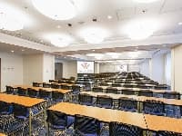 ■あさぎ（分割利用可）
面積：57㎡〜254㎡
料金：¥26,000〜¥113,000／3時間
スクール型：36〜170名
シアター型：56〜240名
口の字型：30〜78名