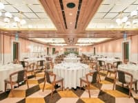 4F THE MARK ROOM（ザ マークルーム）272㎡
着席160名様／立食200名様

クラシカルなシャンデリアに気品漂う会場。
上品で落ち着いた色使いとゴールド、大理石が織りなす美しい空間。オープンキッチンがあり、シェフの臨場感をお楽しみいただけます。