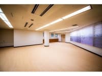 【スタジオ】
少し変わった台形のスタジオスペースです
ダンス、ヨガ、体操などでご利用いただけます。
また、机と椅子を準備してミーティングルームとしてもご利用いただけます。
机と椅子を入れた場合、42名まで着座できます。