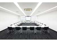 30名～50名規模の中会議室になります。
研修・会議等多岐にわたりご利用可能です。
※ロの字サンプルレイアウトになります。