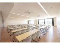 大研修室（1F）：1部屋
定員：180名（90名ずつに分割可能）　サイズ：12.9m × 26.6m =343.38㎡　高さ2.4m　冷暖房完備、鏡あり