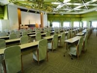 【多目的ホール　オーロラ】
392㎡　３分割も可
会議・パーティーなど幅広い用途で活用
