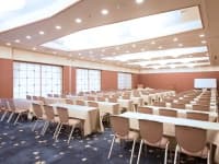 会議室『平安』（分割利用可）
面積：197㎡
最大、スクール形式で80名様までの会議が可能です。
会場はwi-fi利用可です。
