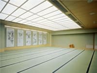３階和室宴会場「あおぎ全」
　面積 113㎡ ／ 帖数 71畳 ／ 天井高 2.7m
　（２つに分割してご利用いただけます）

～ご会食収容人数～
　着席 70名様