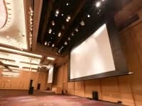 【設備】
超大型380インチのハイビジョン対応スクリーンもございます。