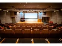 【森のホール】
映像、音響、照明設備を備えた144席のホールです。
企業研修や講習会、音楽活動などでご利用いただけます。