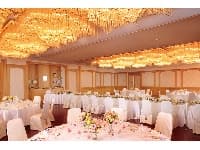 ■春慶」303㎡（92坪）
春慶塗を考案した堺出身の塗工、春慶にその名を由来。眩いばかりのライトが会場を華やかに演出します。