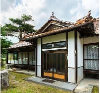 赤瓦が特徴的なこの地方ならでは伝統的な日本家屋です。 
200㎡の広々とした平屋造りとなっています。