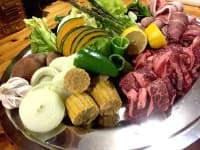 【バーベキュー（夏季限定5月～9月末まで）】
BBQ時のイメージになります。お肉、ウィンナー、野菜盛合せ（トウモロコシ、玉葱、ピーマン、カボチャ、ナス）、椎茸等