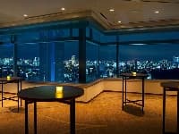 【遥】東・南・西の三方向を望む窓の外に広がる圧巻 の270°ビューが魅力。
昼は陽光と空、緑の清々しい雰囲気、夜は光り輝く東京の夜景を楽しみながらの展示会やパーティーにご利用いただけます。
