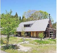 静かな山里の中に佇む１棟貸しの古民家です。非日常な空間でリラックスした状態での研修に最適です。