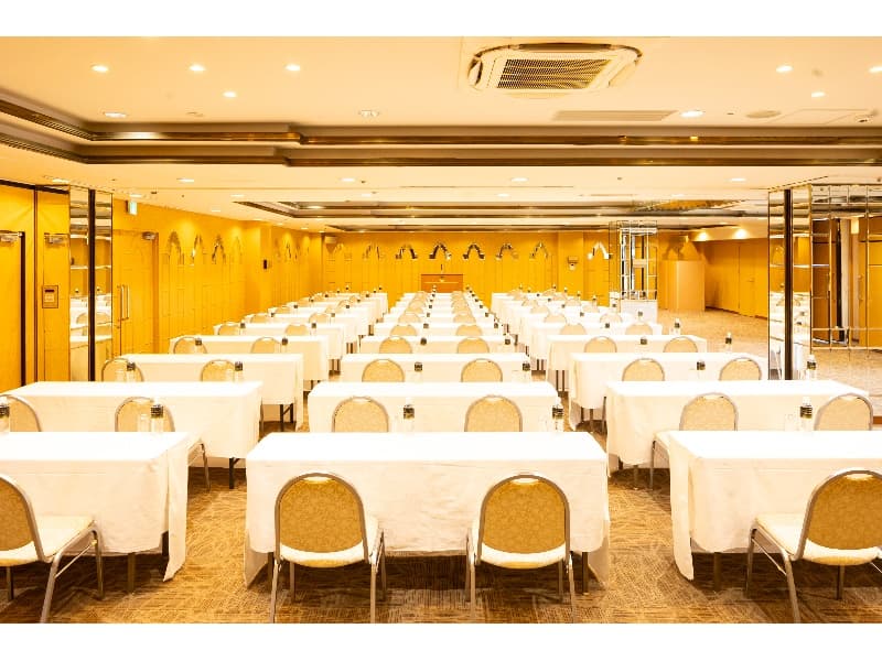 ■バロック
宴会収容人数：着席160名・立食350名
会議収容人数：
[スクール]
2名掛け120名・3名掛け180名
[シアター] 250名