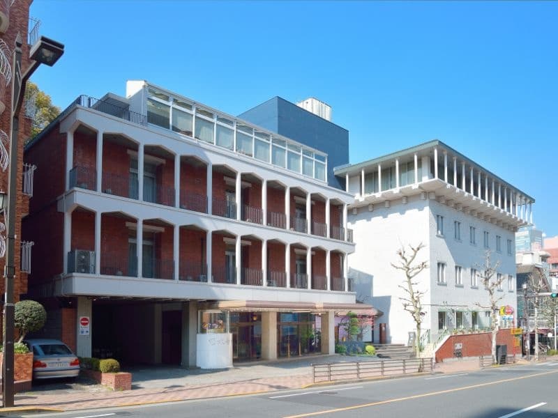 【乃木會館本館外観】乃木坂駅1番出口から徒歩30秒でお待ちしております