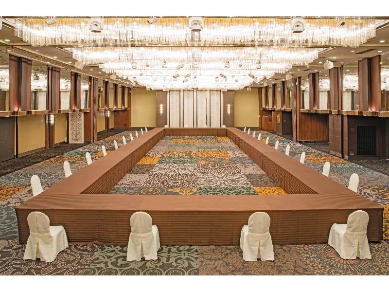 2階「クラウングランドボールルーム」ソーシャルディスタンス対応会議レイアウトイメージ