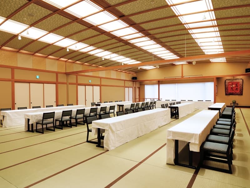 和宴会場・椅子テーブル席（お膳不可）
ステージあり