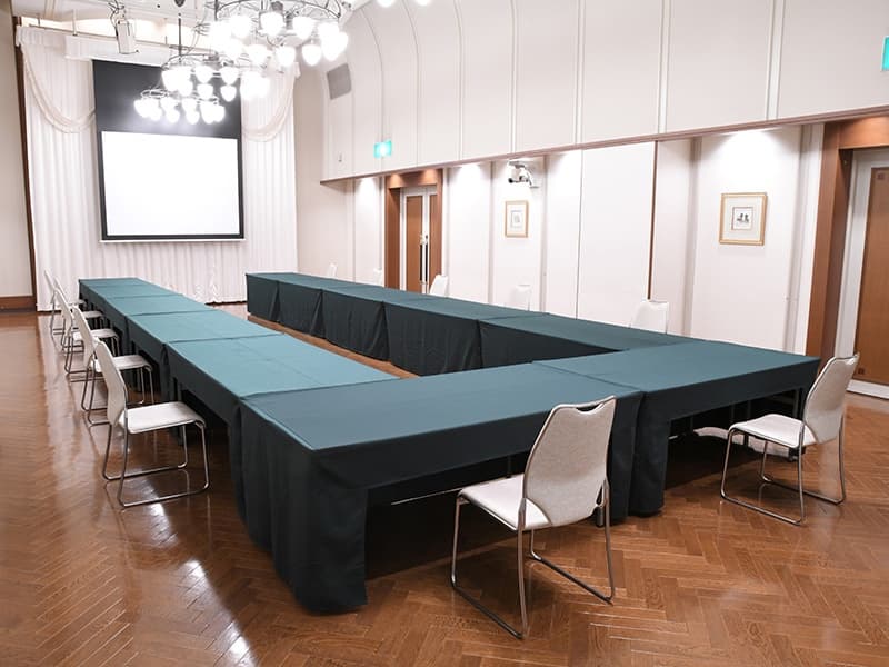 ■錦の間
唯一フローリング仕様の中宴会場「錦の間」。アンティーク調の家具で飾り、落ち着きあるブラウンを基調とした温かみを感じられる雰囲気は、ダンスパーティーやお祝いのお席など、大切な人と過ごすひとときを優雅に演出いたします。