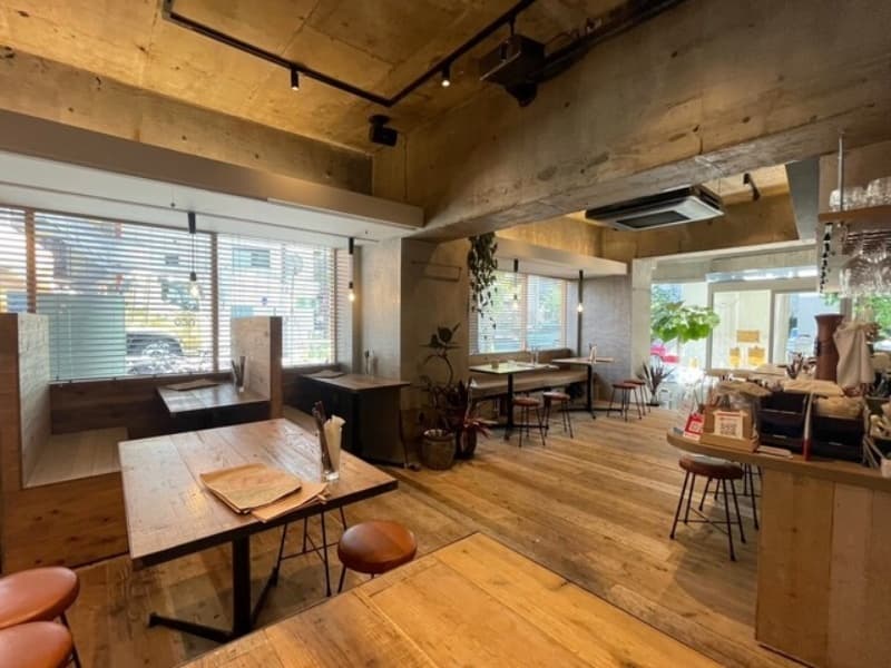 店内奥側から全体のレイアウトでございます。
