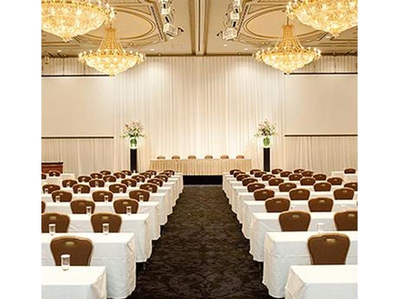 ■ヴェルサイユ
会議 80名～800名
ヴェルサイユ宮殿の「鏡の間」をモチーフにした大宴会場。20万個のボヘミアンクリスタルを使用したシャンデリアが輝き、ヨーロッパの薫り高い雰囲気を再現いたします。
面積 1,320㎡ 400坪
