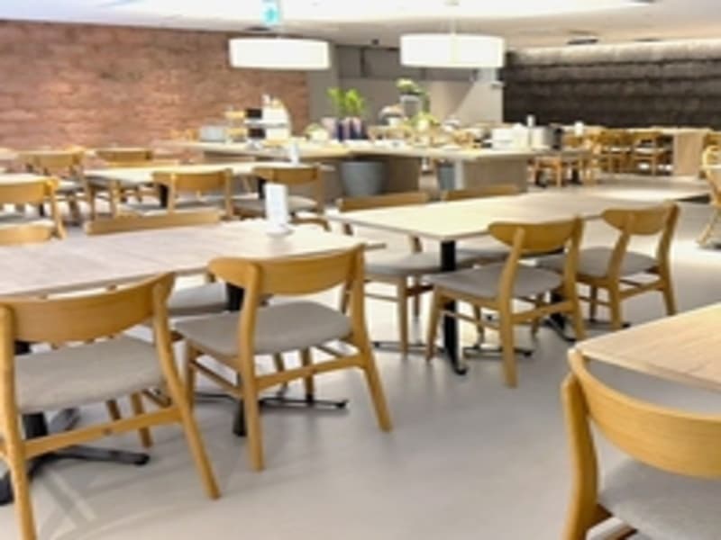 貸切 41名様×82

店内は見晴らしの良い広くて明るい空間。イベントやパーティー、ウェディングにおすすめの空間です