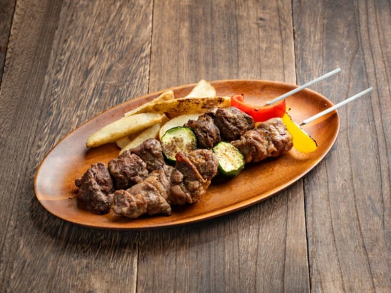 【ブロシェット】タンザニアやケニアを中心に東アフリカで親しまれる豪快な串焼き。ビーフ＆ラム 。