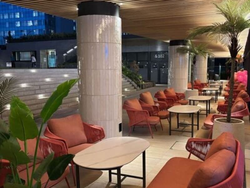 夜のテラス席はより非日常空間を演出できます。店内の明かりや音楽がゲストを心地よく盛り上げ、特別な一日を演出します。都内最大級のパークフロントバルコニーレストランならではのここでしか味わえない空間にて特別なご宴会を。