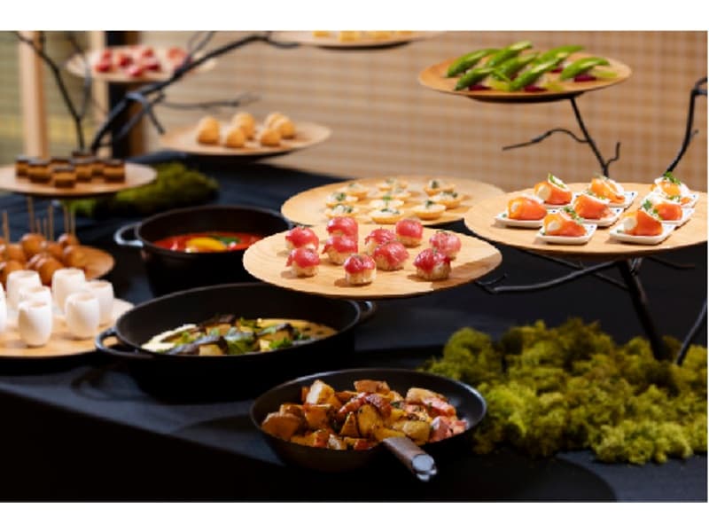 熟練の料理人による地元食材を使ったオリジナル料理を、コース料理やビュッフェ、お弁当など、ご希望のスタイルでご提供いたします。