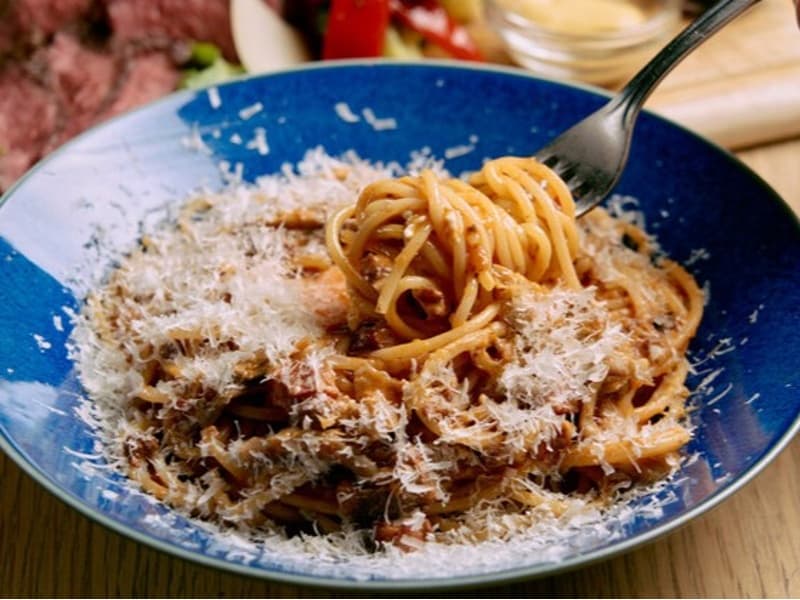 パスタにはふわふわのパルメザンチーズをたっぷりかけて