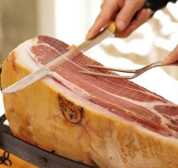 会場内で切り分ける「特大生ハムのカービングスタイル」。