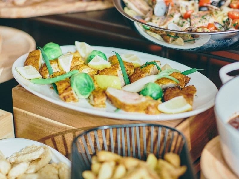 ブッフェ料理は味はもちろん、見た目にもこだわっています。