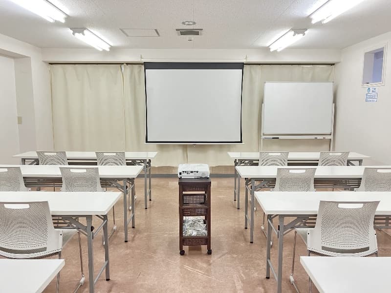 第四会議室は会場面積34m²となり、少人数の収容が可能です。収容可能人数は16人（最適人数）～3名掛け最大24人。