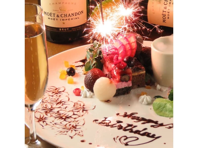 誕生日、記念日、お祝いごとにメッセージ付きデザートプレートもご用意可。お気軽にご相談ください。