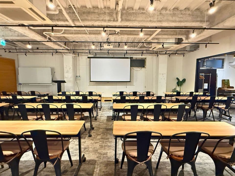 シンプルな空間を活かし、各種展示会におすすめ。
いつもとは違う雰囲気での会議,セミナーにも最適です。
シンプルな空間と家具を活かし、スチール、ムービーを問わず撮影にもおすすめです。
窓を開けて一時換気も可能です。
※マイク使用・BGMを流す等の通常より大きな音が発生するご利用の場合は常時開放はご遠慮ください