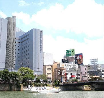 【博多・天神よりアクセス抜群】
地下鉄中洲川端駅より徒歩1分。2次会にも便利な中洲地区のホテル内バンケットルームです