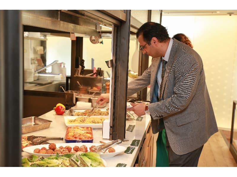 ブッフェの場合は、オープンキッチンカウンターにてお料理をお取り分けさせて頂きます。お料理にはカバーをかけるなど、対策を取っております。