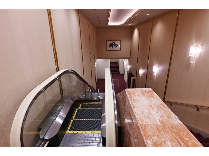 ホール１階席下手側階段にはエスカレーター完備